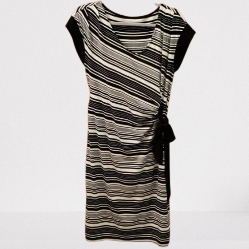 LIZ LANGE STRIPED CAP SLEEVE DRESS with side waist tie. Black White Sz L
